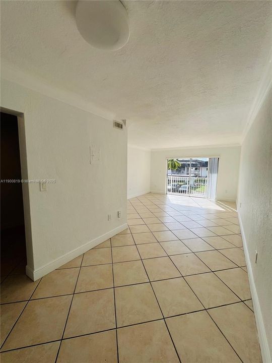 Active With Contract: $2,050 (2 beds, 1 baths, 866 Square Feet)