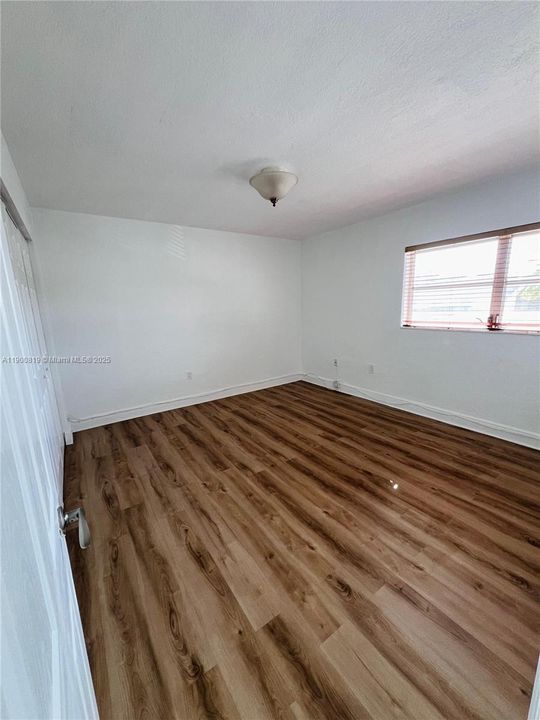 Active With Contract: $2,050 (2 beds, 1 baths, 866 Square Feet)