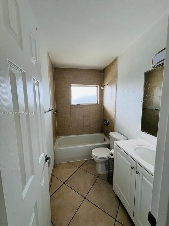 Active With Contract: $2,050 (2 beds, 1 baths, 866 Square Feet)