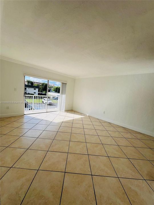 Active With Contract: $2,050 (2 beds, 1 baths, 866 Square Feet)