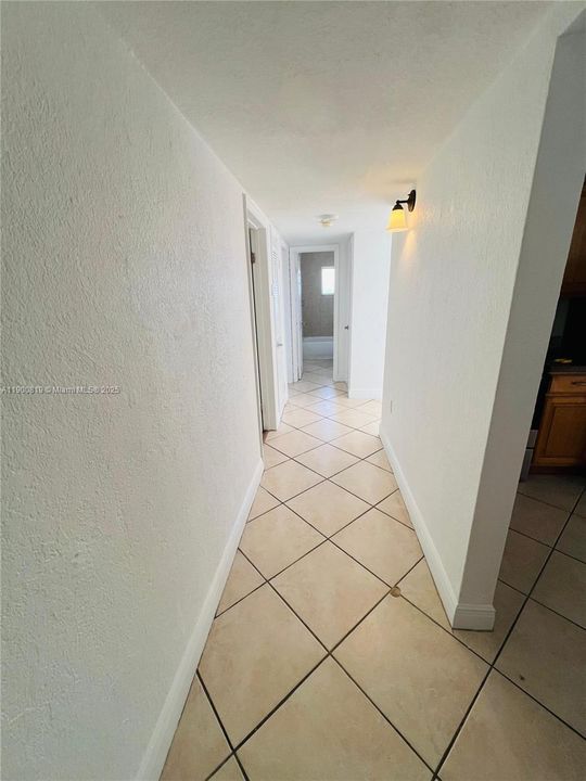 Active With Contract: $2,050 (2 beds, 1 baths, 866 Square Feet)