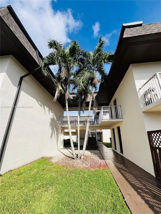 Active With Contract: $2,050 (2 beds, 1 baths, 866 Square Feet)