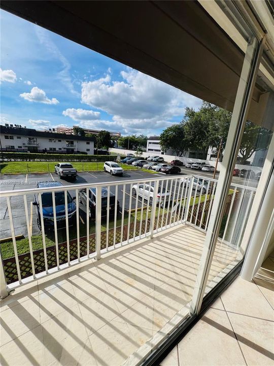 Active With Contract: $2,050 (2 beds, 1 baths, 866 Square Feet)