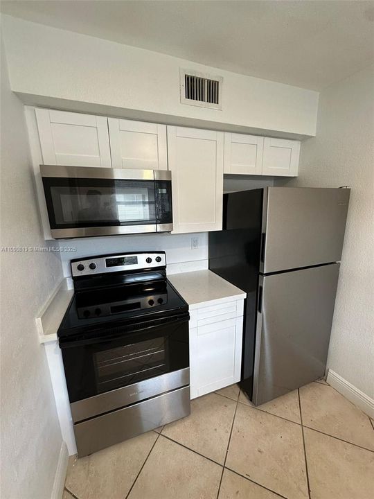 Active With Contract: $2,050 (2 beds, 1 baths, 866 Square Feet)