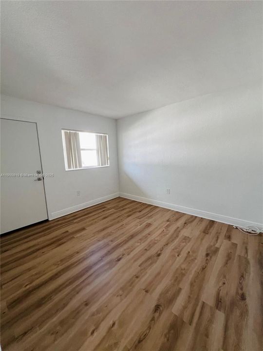 Active With Contract: $2,050 (2 beds, 1 baths, 866 Square Feet)