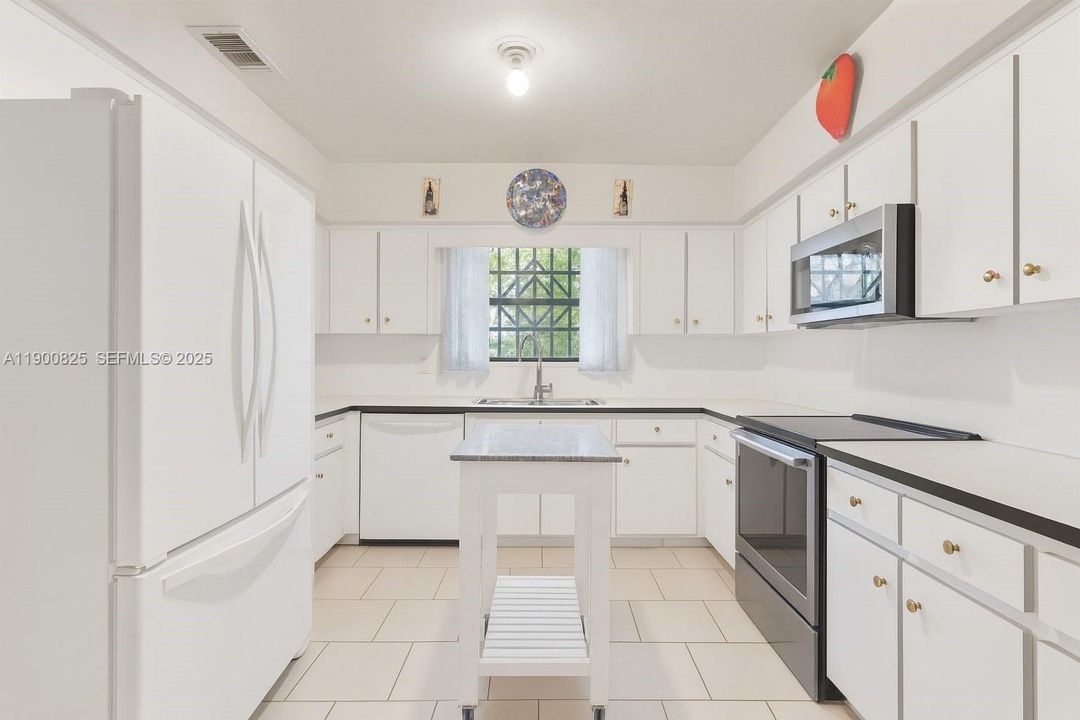 For Sale: $1,150,000 (4 beds, 2 baths, 3058 Square Feet)