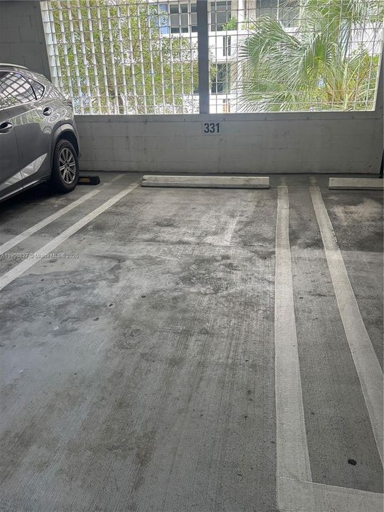 For Sale: $439,000 (1 beds, 1 baths, 687 Square Feet)