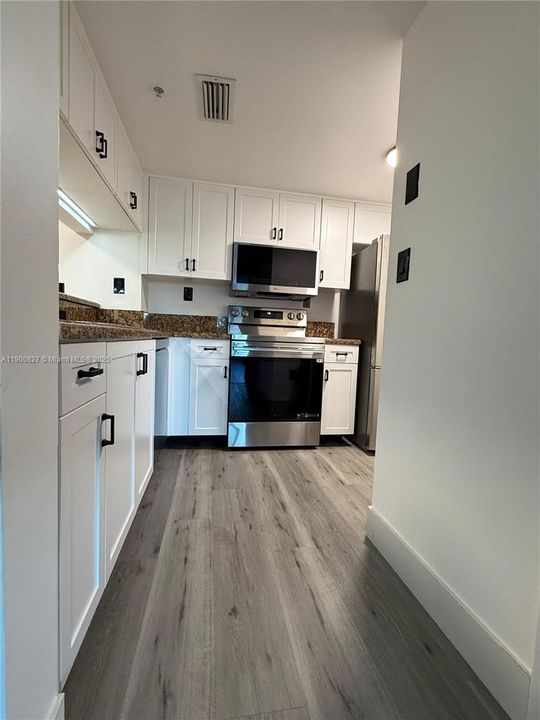 For Sale: $439,000 (1 beds, 1 baths, 687 Square Feet)