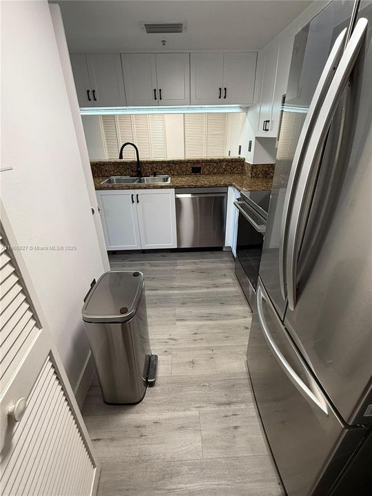 For Sale: $439,000 (1 beds, 1 baths, 687 Square Feet)