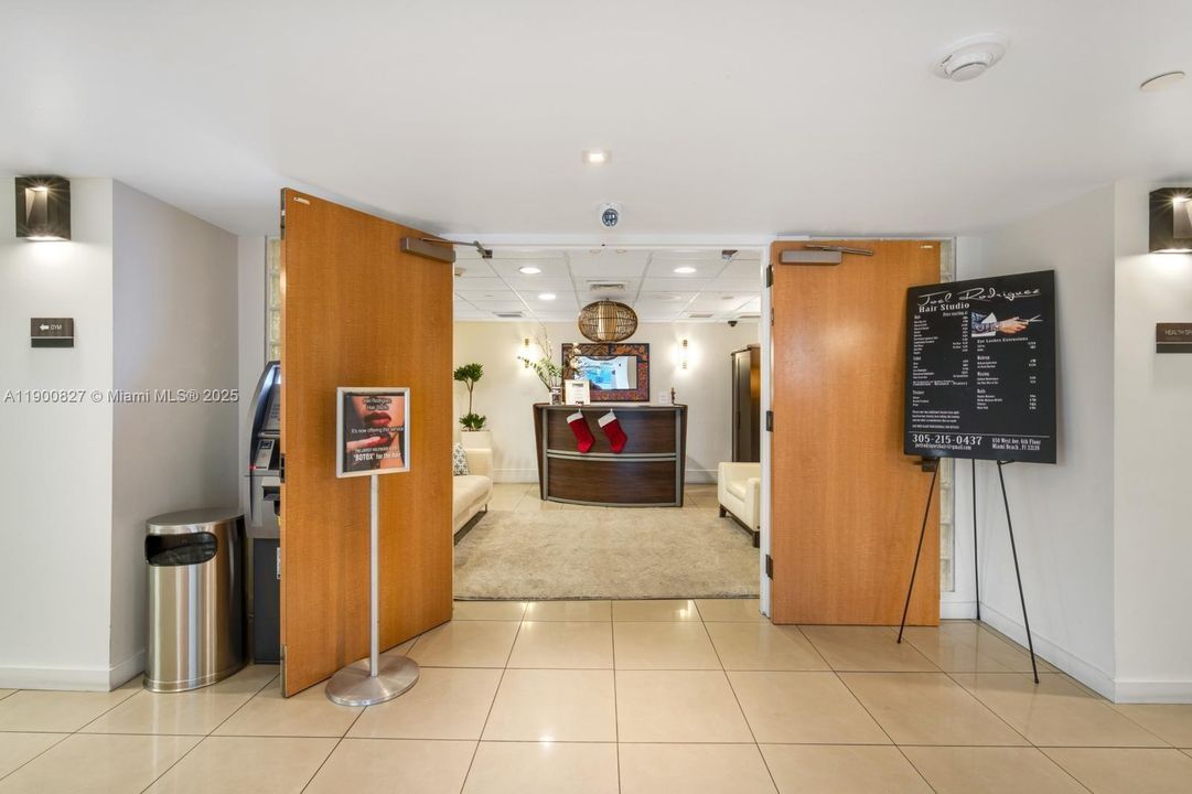 For Sale: $439,000 (1 beds, 1 baths, 687 Square Feet)