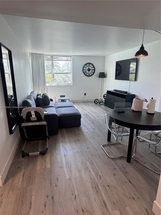 For Sale: $439,000 (1 beds, 1 baths, 687 Square Feet)