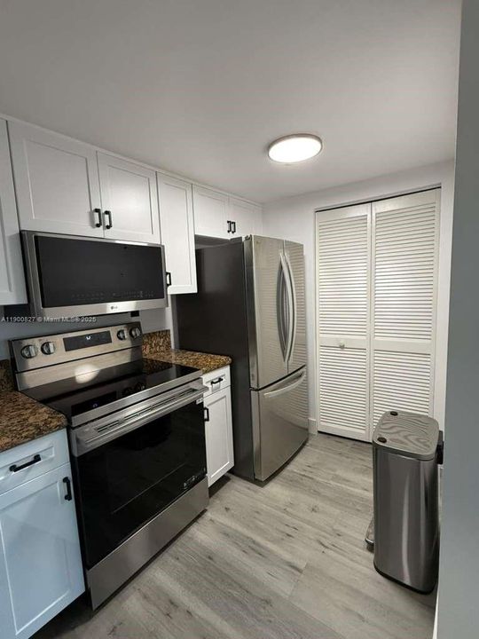 For Sale: $439,000 (1 beds, 1 baths, 687 Square Feet)