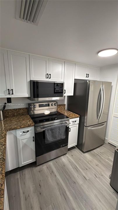 For Sale: $439,000 (1 beds, 1 baths, 687 Square Feet)