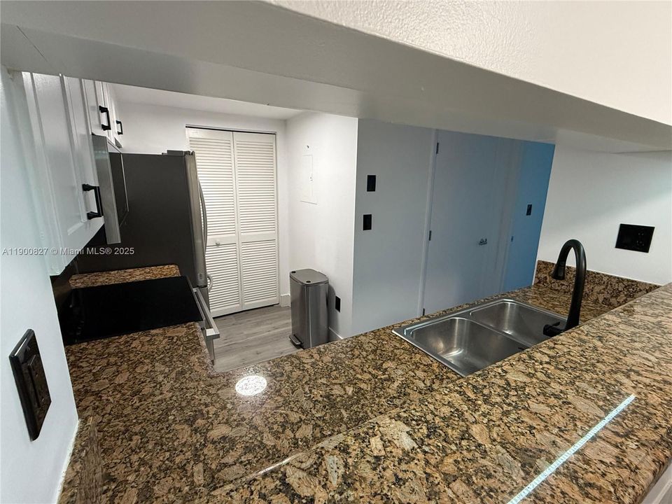 For Sale: $439,000 (1 beds, 1 baths, 687 Square Feet)