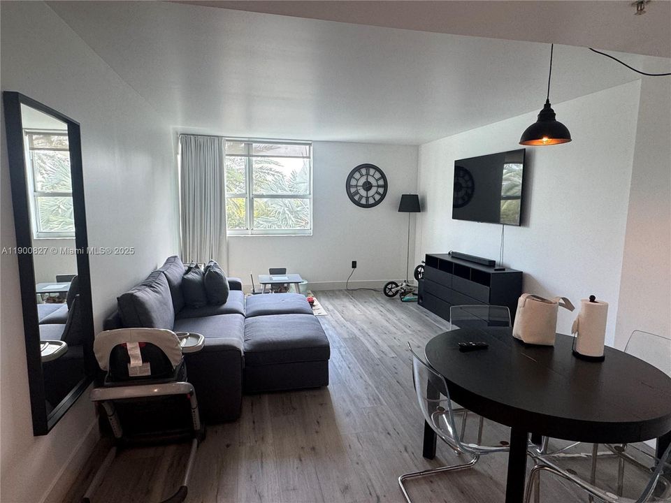 For Sale: $439,000 (1 beds, 1 baths, 687 Square Feet)