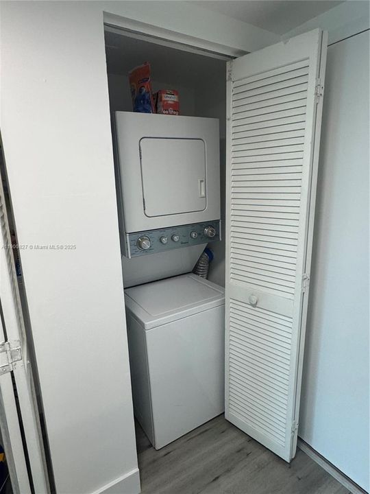 For Sale: $439,000 (1 beds, 1 baths, 687 Square Feet)