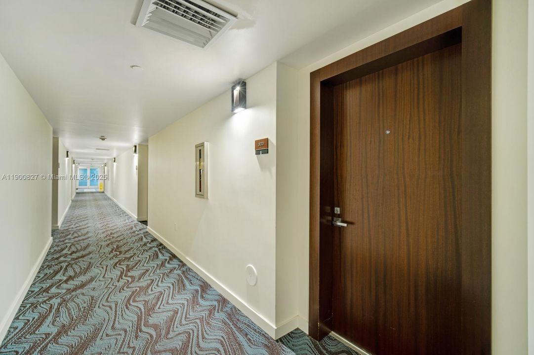 For Sale: $439,000 (1 beds, 1 baths, 687 Square Feet)