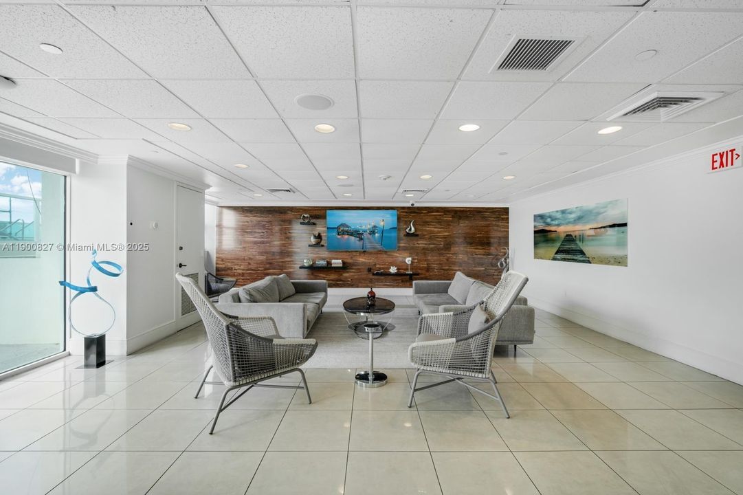 For Sale: $439,000 (1 beds, 1 baths, 687 Square Feet)