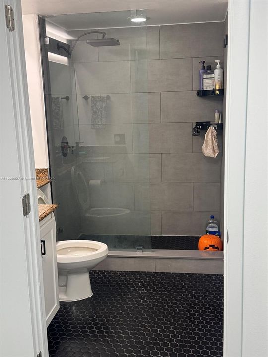 For Sale: $439,000 (1 beds, 1 baths, 687 Square Feet)