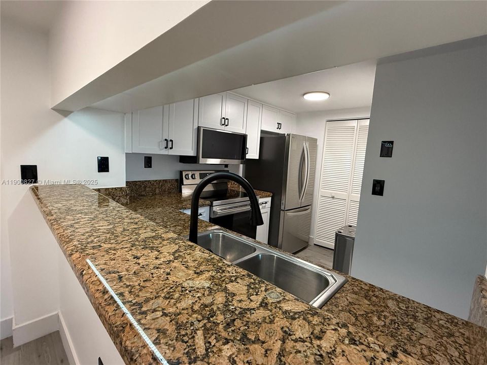 For Sale: $439,000 (1 beds, 1 baths, 687 Square Feet)