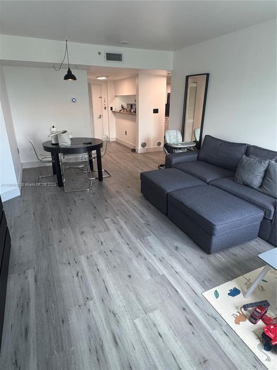 For Sale: $439,000 (1 beds, 1 baths, 687 Square Feet)