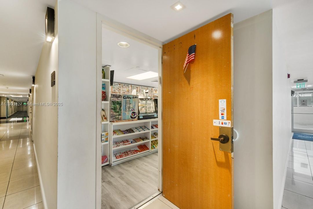 For Sale: $439,000 (1 beds, 1 baths, 687 Square Feet)