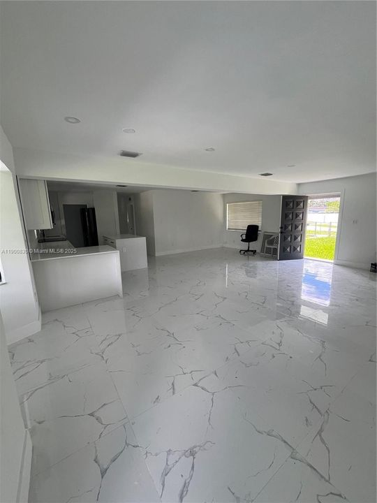 出租: $6,000 (4 贝兹, 2 浴室, 1934 平方英尺)