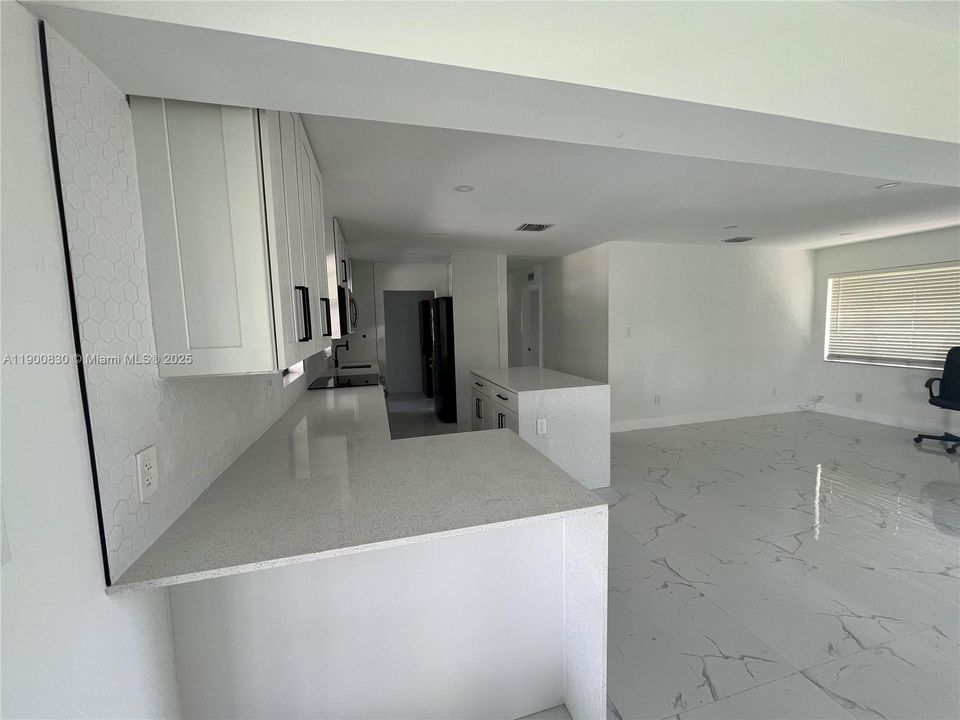 出租: $6,000 (4 贝兹, 2 浴室, 1934 平方英尺)