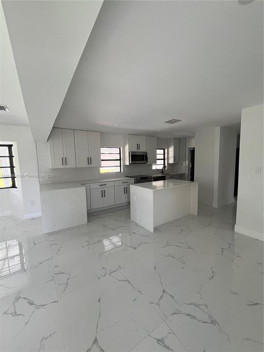 出租: $6,000 (4 贝兹, 2 浴室, 1934 平方英尺)