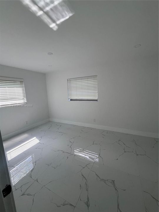 出租: $6,000 (4 贝兹, 2 浴室, 1934 平方英尺)