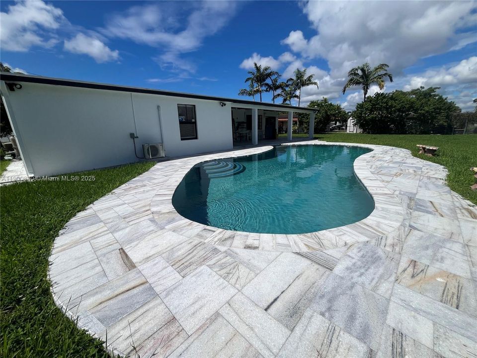 出租: $6,000 (4 贝兹, 2 浴室, 1934 平方英尺)