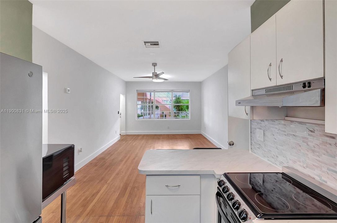 For Sale: $340,000 (1 beds, 1 baths, 763 Square Feet)