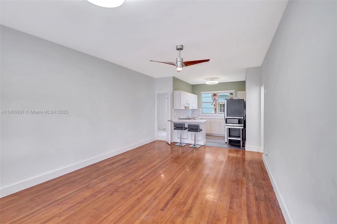 For Sale: $340,000 (1 beds, 1 baths, 763 Square Feet)