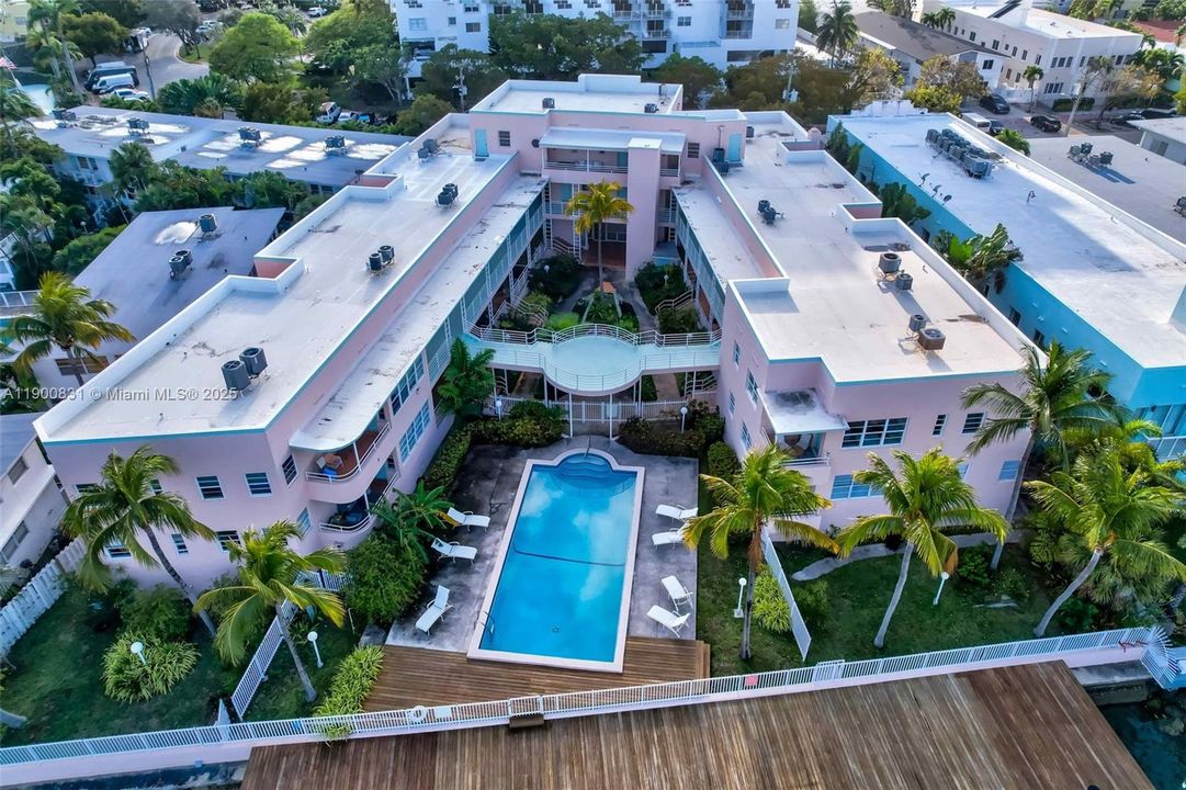 For Sale: $340,000 (1 beds, 1 baths, 763 Square Feet)