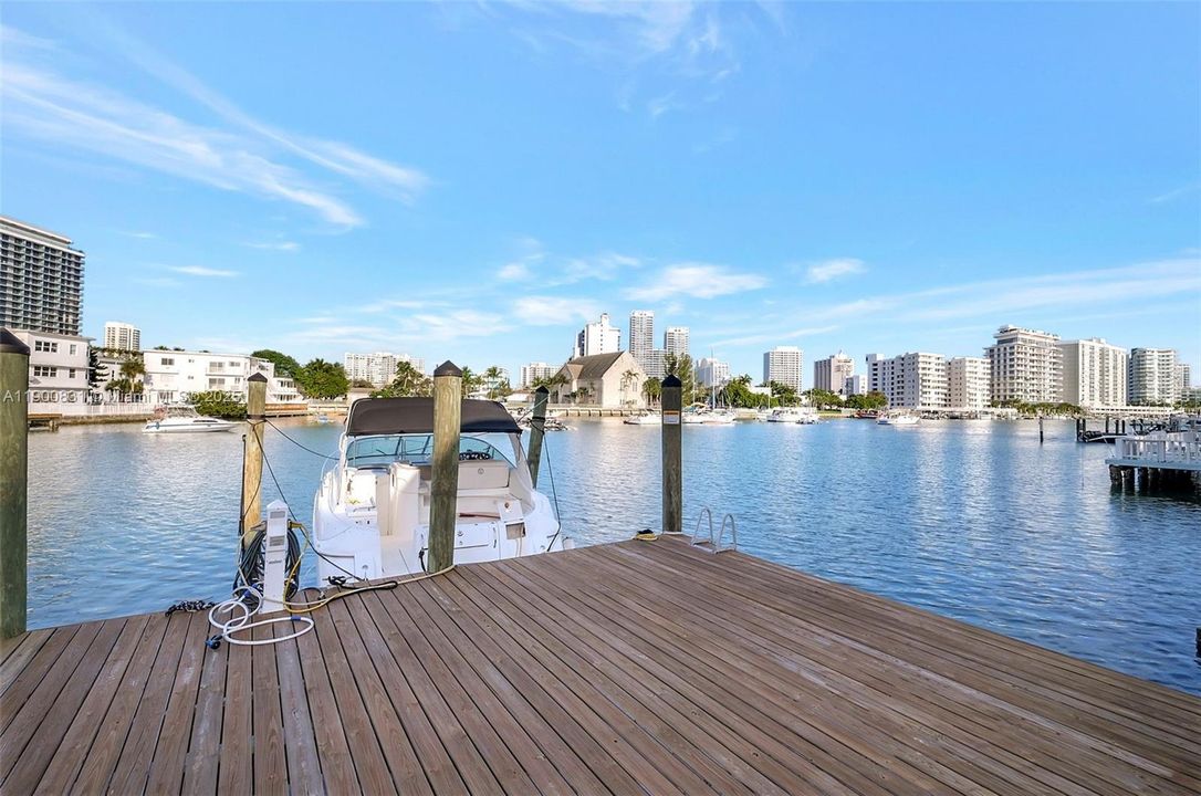 For Sale: $340,000 (1 beds, 1 baths, 763 Square Feet)