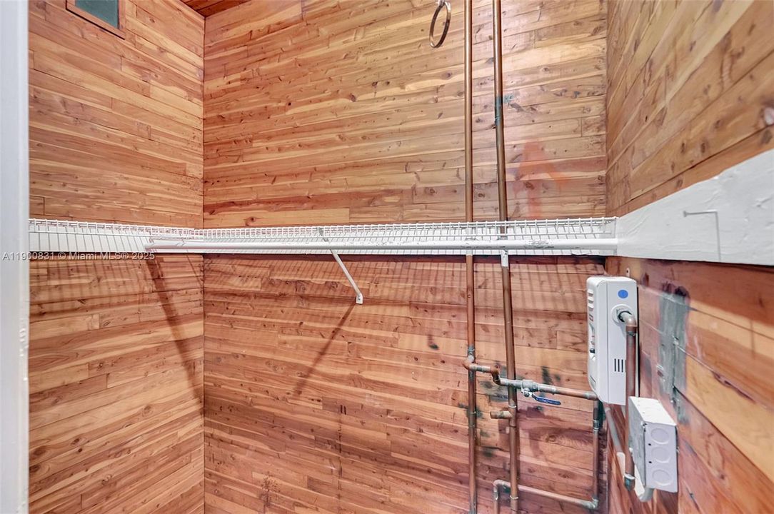 For Sale: $340,000 (1 beds, 1 baths, 763 Square Feet)