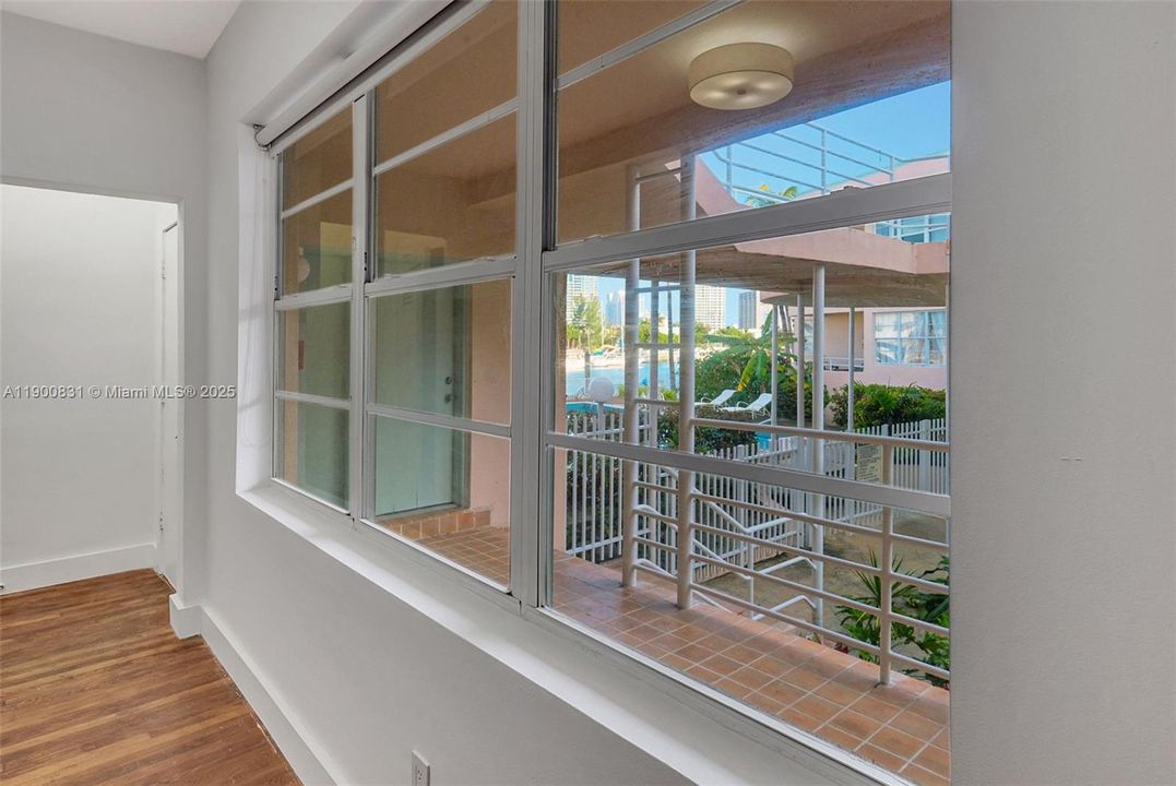 For Sale: $340,000 (1 beds, 1 baths, 763 Square Feet)