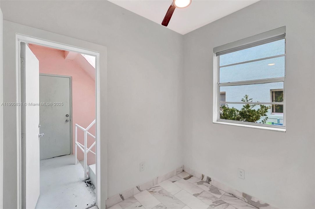 For Sale: $340,000 (1 beds, 1 baths, 763 Square Feet)