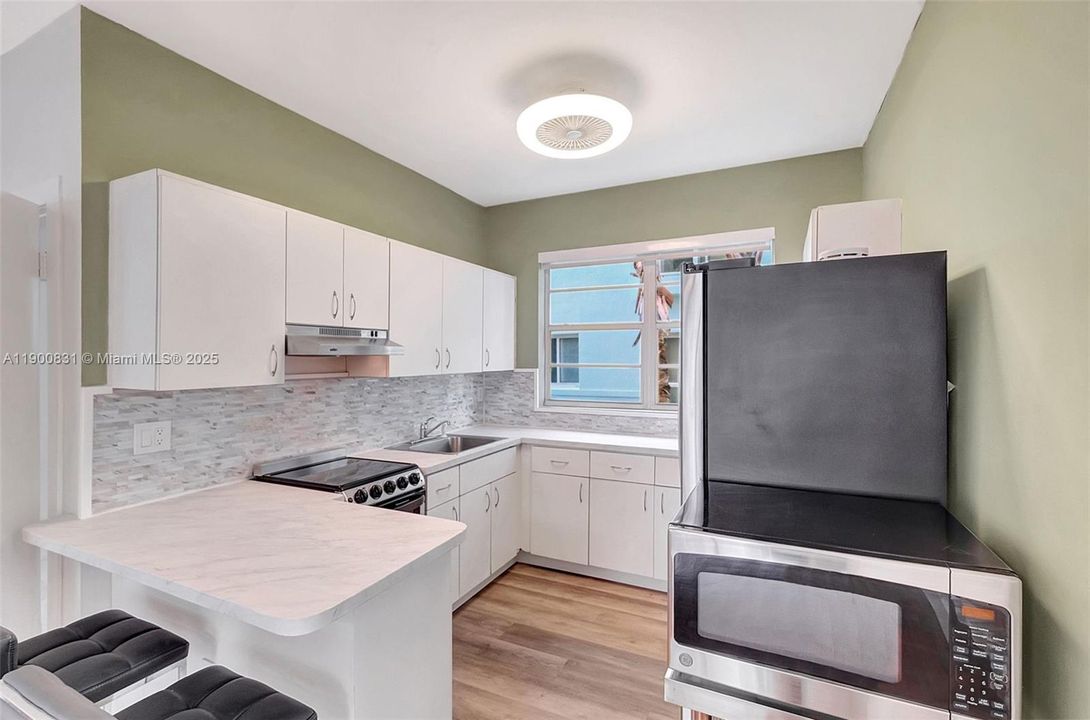 For Sale: $340,000 (1 beds, 1 baths, 763 Square Feet)