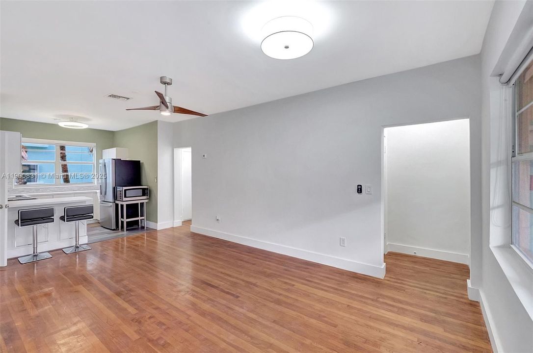 For Sale: $340,000 (1 beds, 1 baths, 763 Square Feet)