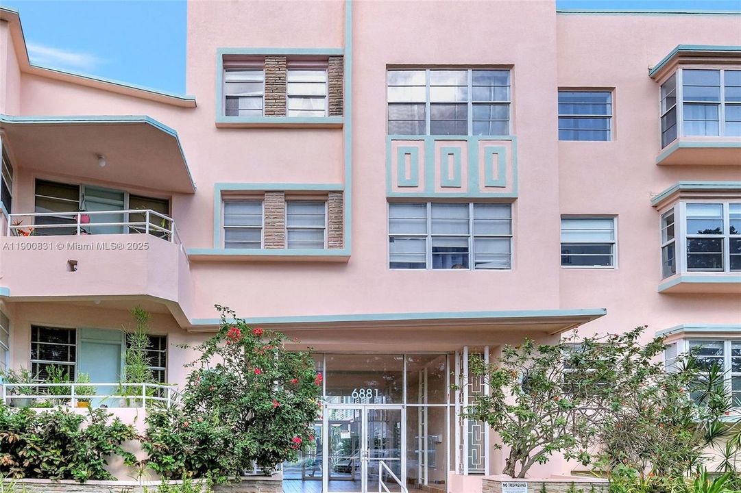 For Sale: $340,000 (1 beds, 1 baths, 763 Square Feet)