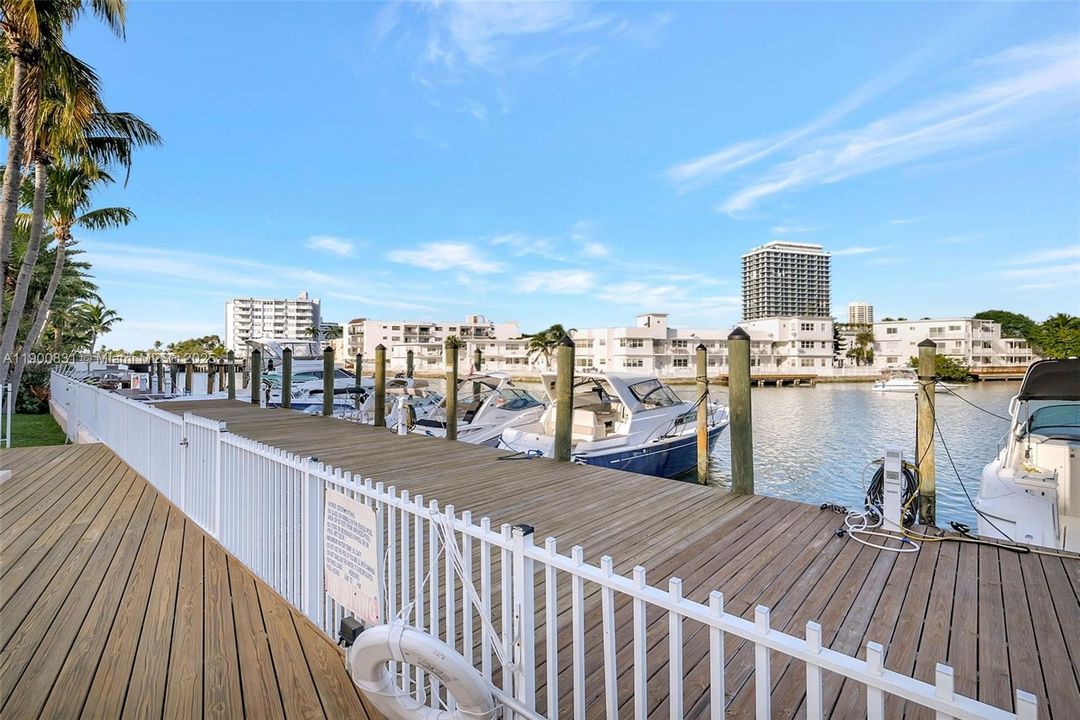 For Sale: $340,000 (1 beds, 1 baths, 763 Square Feet)