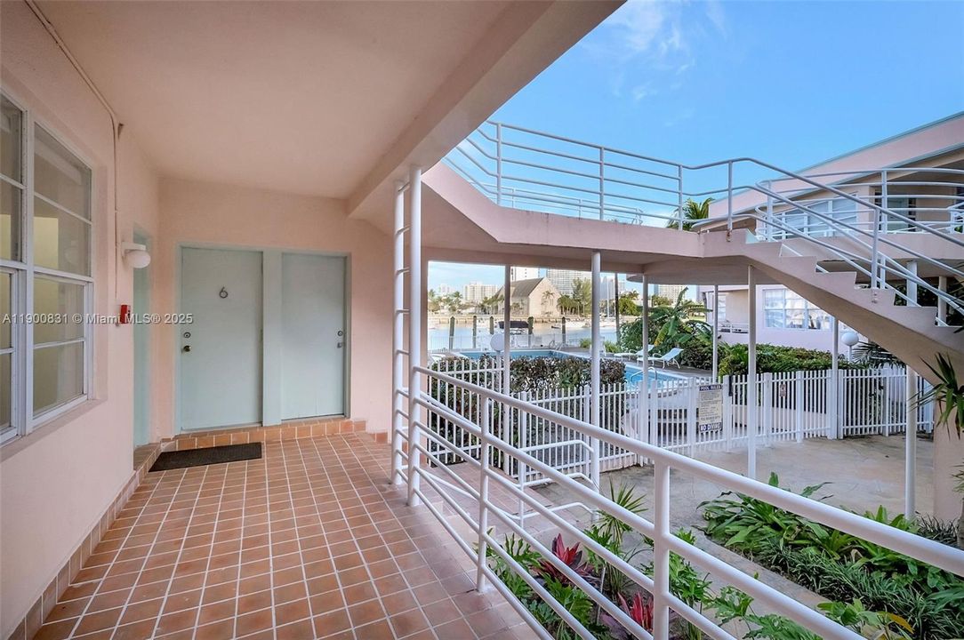 For Sale: $340,000 (1 beds, 1 baths, 763 Square Feet)