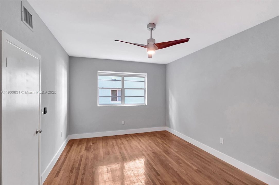 For Sale: $340,000 (1 beds, 1 baths, 763 Square Feet)