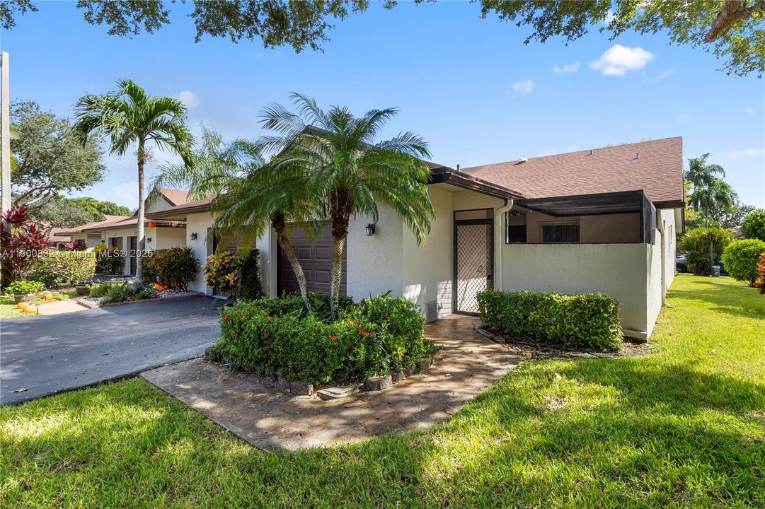 Active With Contract: $339,900 (2 beds, 2 baths, 1234 Square Feet)