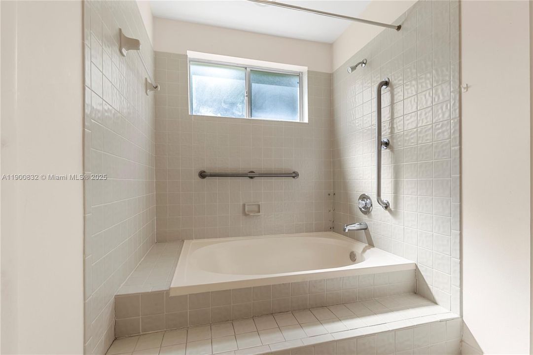 Active With Contract: $339,900 (2 beds, 2 baths, 1234 Square Feet)