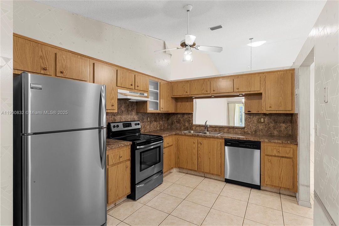 Active With Contract: $339,900 (2 beds, 2 baths, 1234 Square Feet)