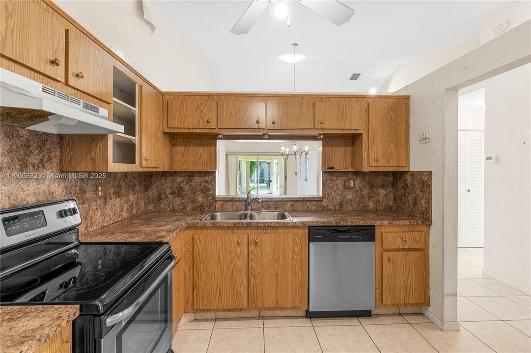 Active With Contract: $339,900 (2 beds, 2 baths, 1234 Square Feet)