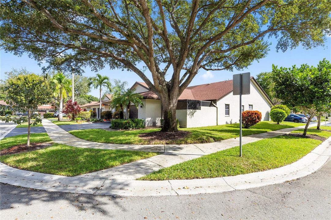 Active With Contract: $339,900 (2 beds, 2 baths, 1234 Square Feet)