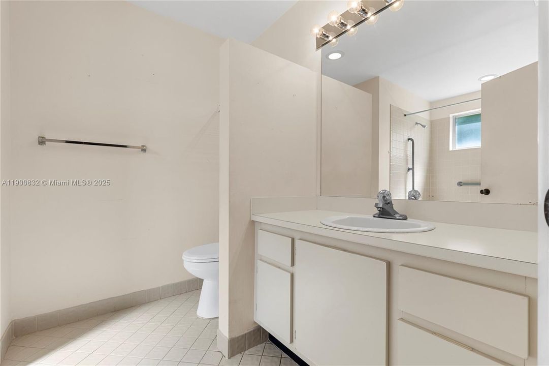 Active With Contract: $339,900 (2 beds, 2 baths, 1234 Square Feet)